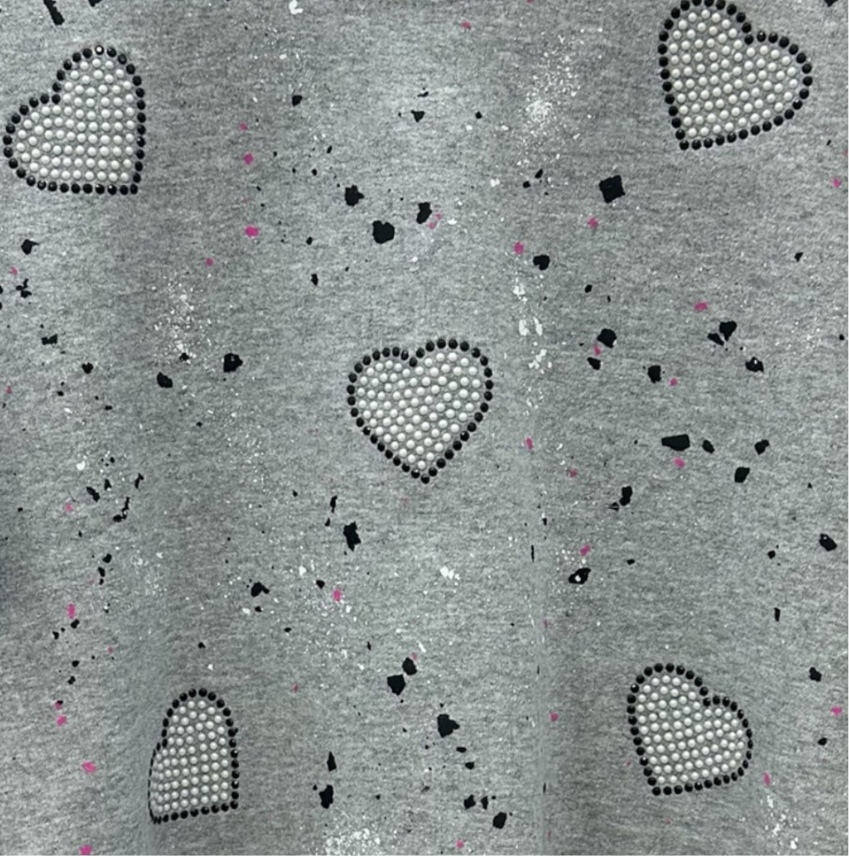 HEART APPLIQUÉ SWEATSHIRT